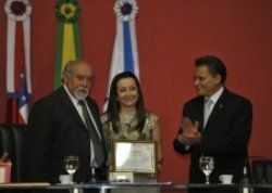 "Administrar é muito mais do que exercer controle: é ensinar, compreender e criar meios para obter o melhor das pessoas e organizações. Muito mais do que uma ciência, a Administração é uma arte". Citação contida no diploma. 